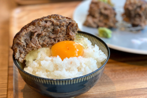 挽き肉のトリコごはんのせ